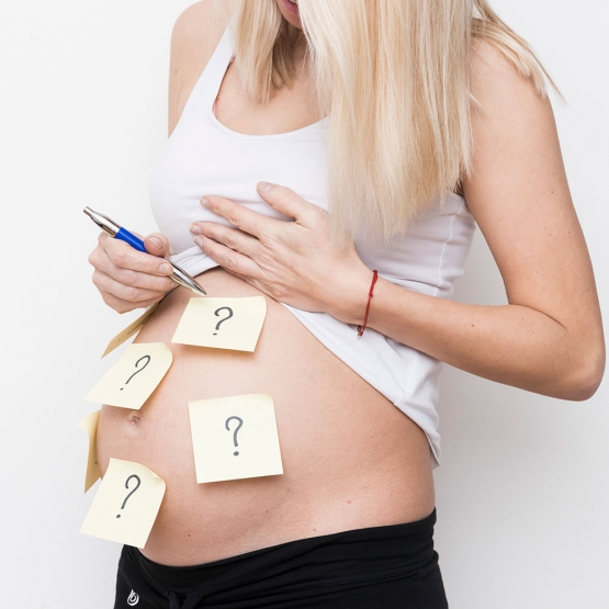 1 donna incinta con note adesive