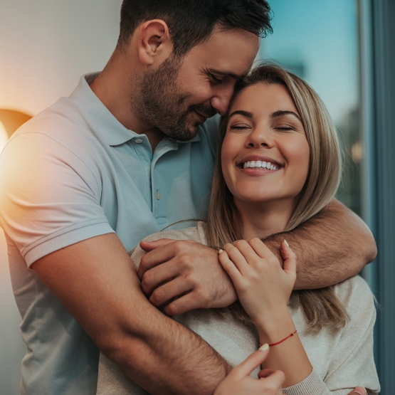 coppia carina abbracciare e sorridente nella loro nuova casa